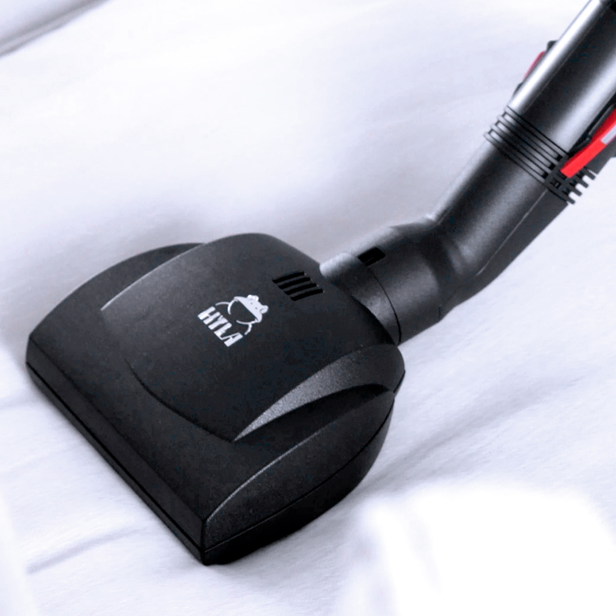 Die Bürste verfügt über einen leistungsstarken Motor,
der für eine effektive Tiefenreinigung sorgt. Die HYLA Handelektrobürste ist ein innovatives Reinigungswerkzeug,
das speziell für die gründliche Reinigung von Teppichen,
Polstern und anderen Textilien entwickelt wurde.