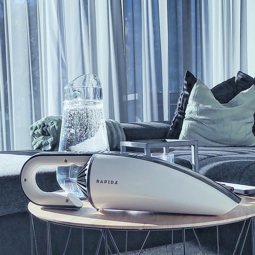 Der HYLA Rapida ist ein leistungsstarker Handsauger,
der speziell als schnelle Reinigungslösung entwickelt wurde. Der Rapida ist ein Lufterfrischer,
welcher auch Schmutz und Staub in Wasser bindet.